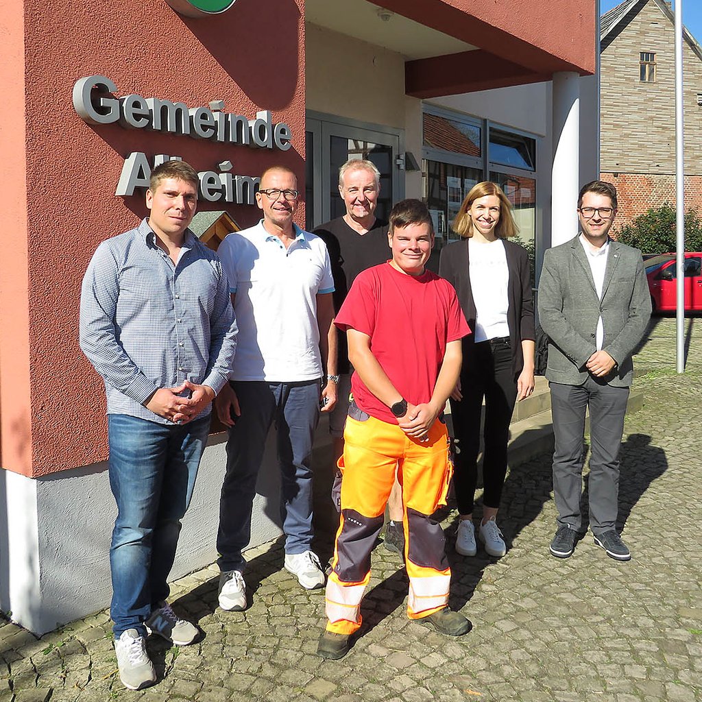Foto von links: Herr Marko Reich (LWV Hessen), Herr Wolfgang Paul (Integrationsamt), Herr Ralf Groth (Bauhofleiter), Herr Adrian Hahn, Frau Catharina Schade (FBI der Sozialen Förderstätten e.V.) und Dr. Andreas Brethauer (Bürgermeister der Gemeinde Alheim)