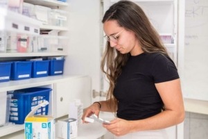 Examinierte Pflegekraft bei der Medikamentenvergabe