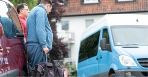 Alltagssituation Klient geht zum Bus der Sozialen Förderstätten