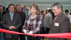 Ministerin schneidet das rote Band bei der Einweihung vom Lichtblick 1 in Bad Hersfeld durch