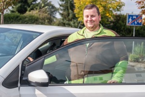 Examinierte Pflegekraft steigt in ein Auto