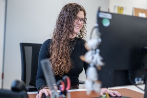 Mitarbeiterin an einem Computer-Arbeitsplatz