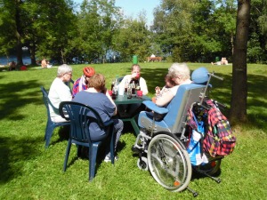 Bewohner sitzen im Garten