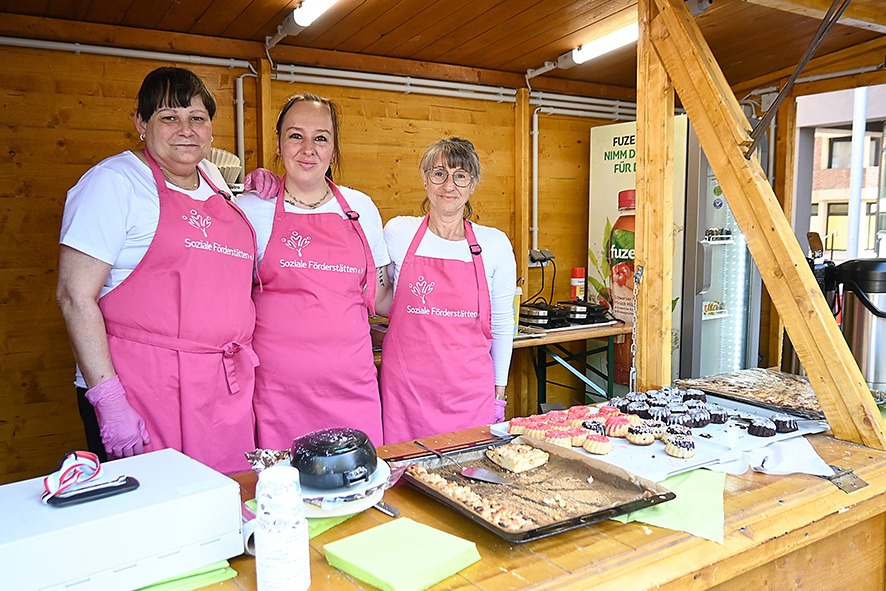 Küchenteam der Werkstatt Bebra im Einsatz beim Schnuddelcafé auf dem Rathausmarkt