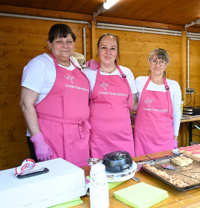 Küchenteam der Werkstatt Bebra im Einsatz beim Schnuddelcafé auf dem Rathausmarkt