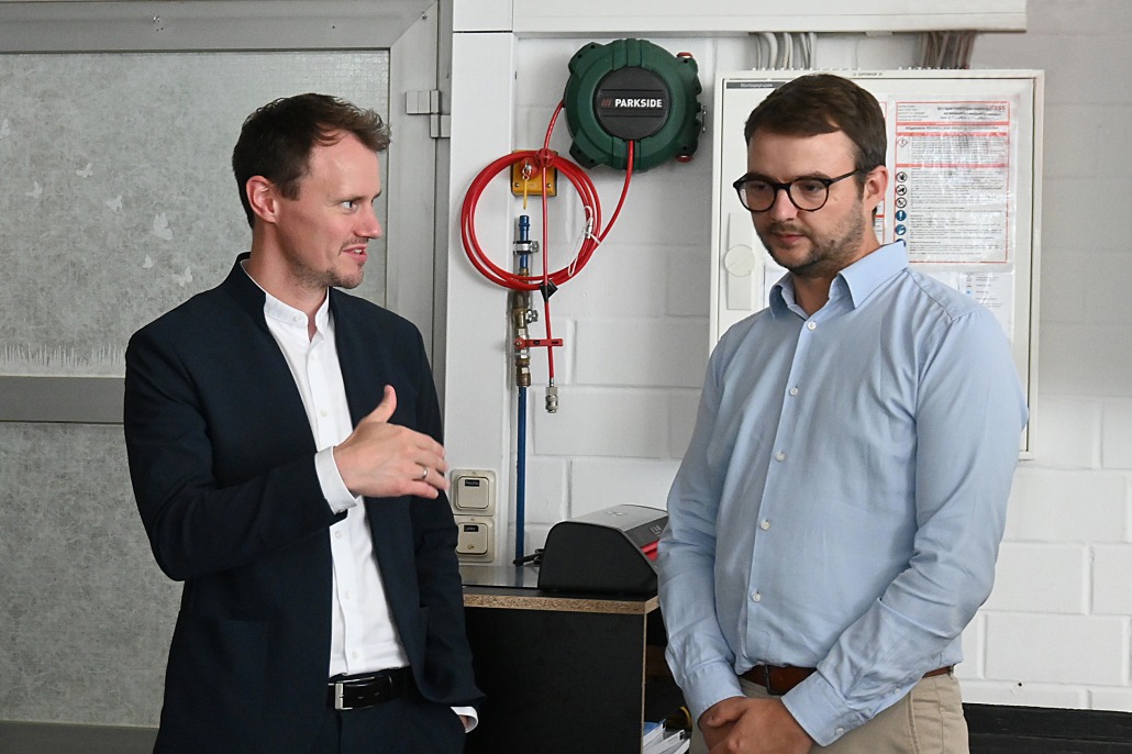 SF-Geschäftsführer Christian Bierschenk und LWV-Mitarbeiter Benjamin Köhler im Gespräch
